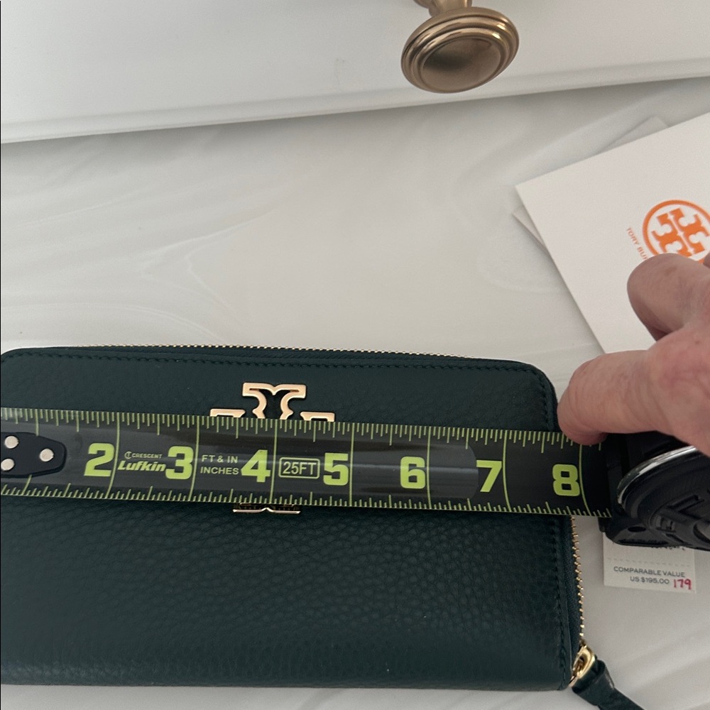 Tory Burch Green Wallet with gold emblem - Picture 5 of 6